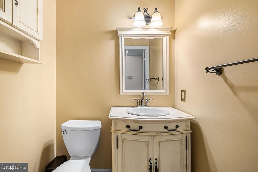 Image 4 of property listing at 28 BATTERSEA BRIDGE CT, Lutherville Timonium, MD 21093