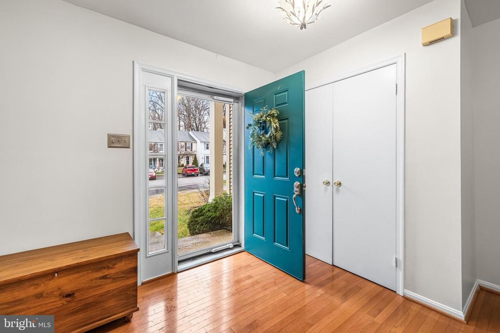 Image 2 of property listing at 28 BATTERSEA BRIDGE CT, Lutherville Timonium, MD 21093