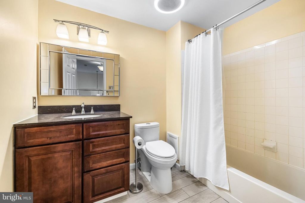 Image 14 of property listing at 28 BATTERSEA BRIDGE CT, Lutherville Timonium, MD 21093