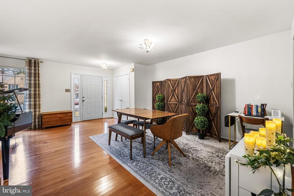 Image 3 of property listing at 28 BATTERSEA BRIDGE CT, Lutherville Timonium, MD 21093