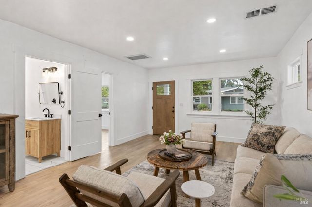 648 Pine St, Santa Rosa, CA 95404