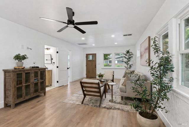 648 Pine St, Santa Rosa, CA 95404