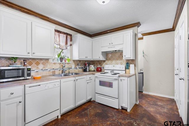 15389 Oaks West Dr, Tyler, TX 75704