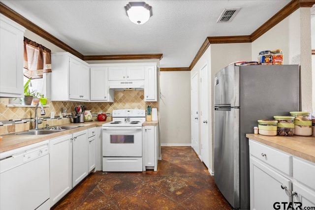 15389 Oaks West Dr, Tyler, TX 75704