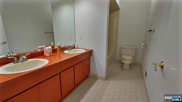 5 S Bayard Lane, Mahwah, NJ 07430