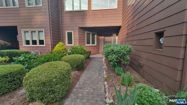 5 S Bayard Lane, Mahwah, NJ 07430