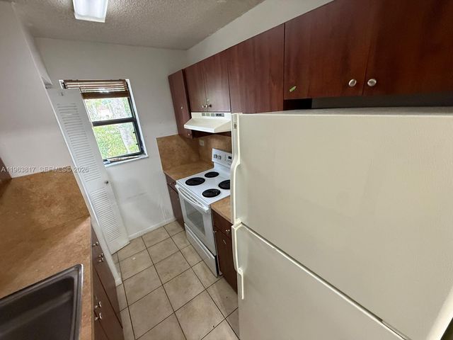 6975 NW 179th St 205, Hialeah, FL 33015