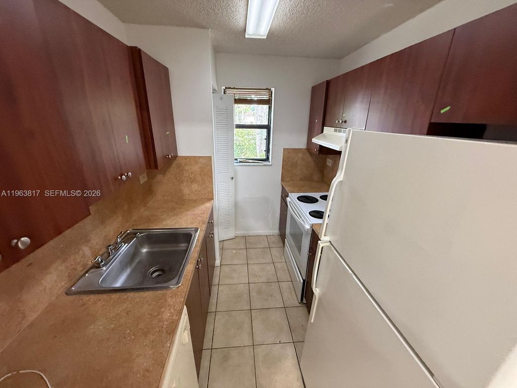 6975 NW 179th St 205, Hialeah, FL 33015