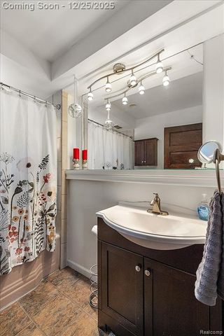 140 E Lawrence Avenue, Royal Oak, MI 48073