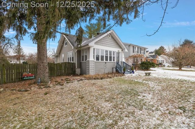 140 E Lawrence Avenue, Royal Oak, MI 48073