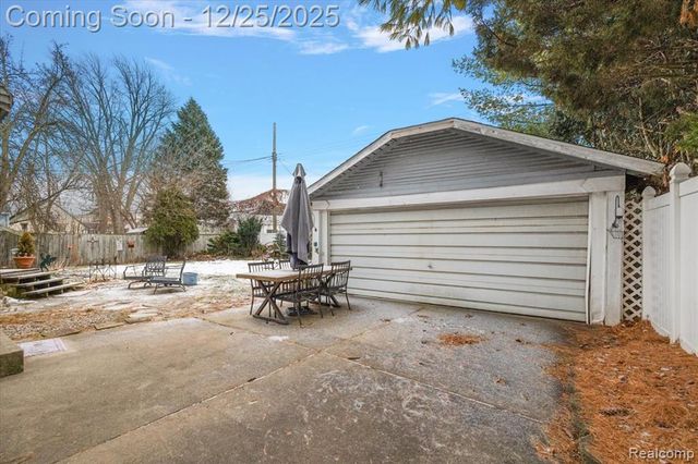 140 E Lawrence Avenue, Royal Oak, MI 48073