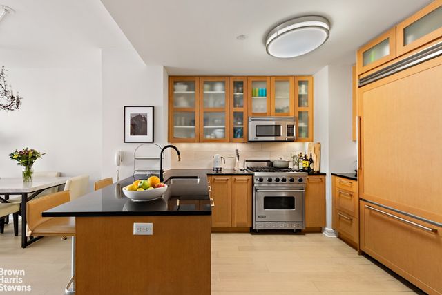 200 W End Ave Apt 6B, New York City, NY 10023