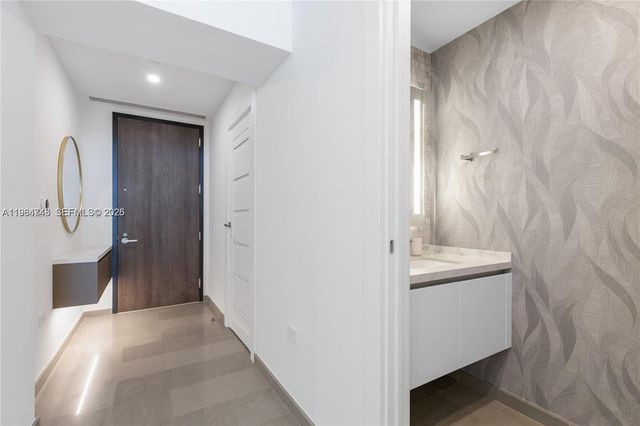 88 SW 7th St 3406, Miami, FL 33130