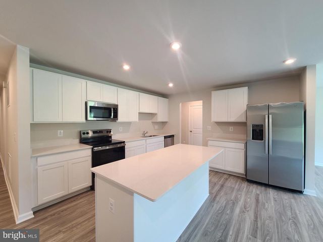 11 HOLLY RD, Charles Town, WV 25414
