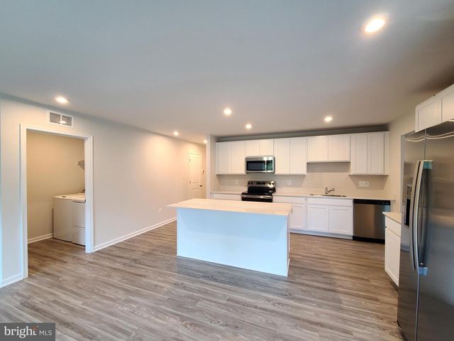 11 HOLLY RD, Charles Town, WV 25414