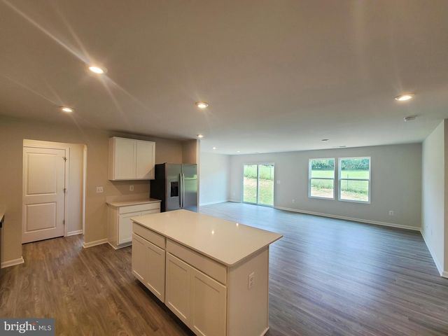 11 HOLLY RD, Charles Town, WV 25414