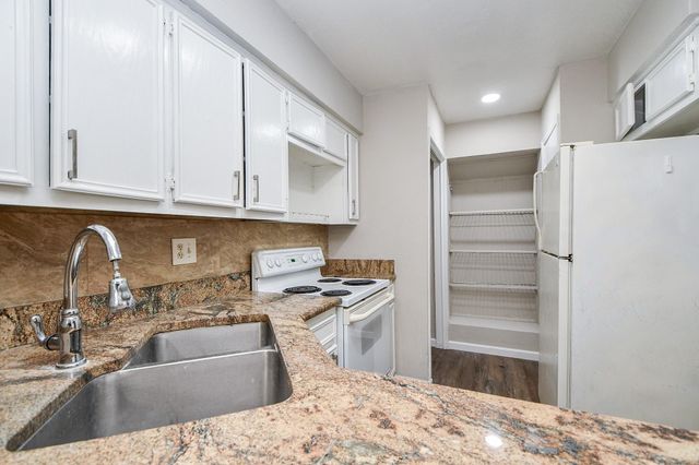 11000 Kinghurst Drive 156, Houston, TX 77099