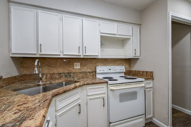 11000 Kinghurst Drive 156, Houston, TX 77099