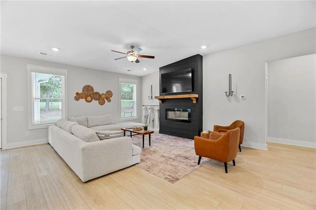 96 Whites Pond Road, Moreland, GA 30259