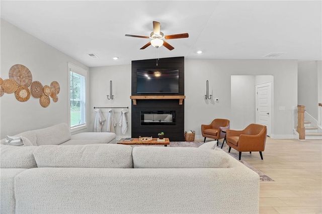 96 Whites Pond Road, Moreland, GA 30259