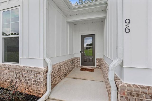 96 Whites Pond Road, Moreland, GA 30259