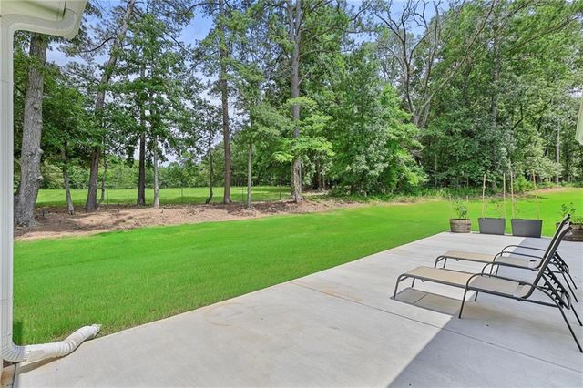 96 Whites Pond Road, Moreland, GA 30259