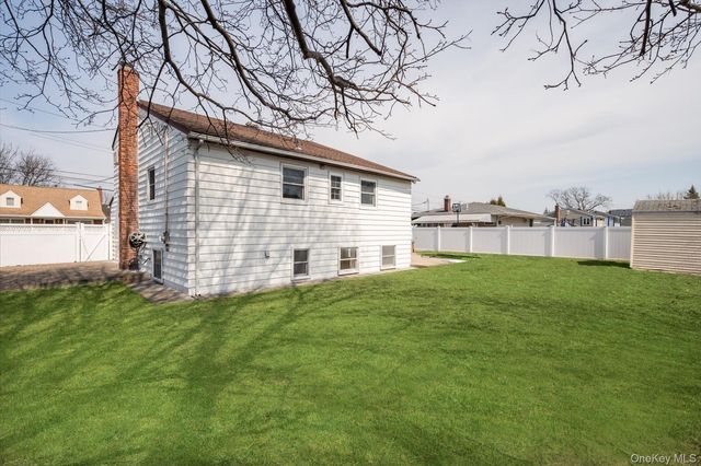 230 Yoakum Avenue, Farmingdale, NY 11735