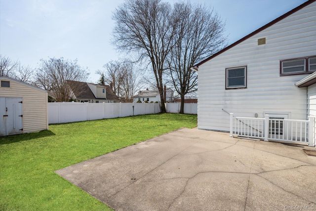 230 Yoakum Avenue, Farmingdale, NY 11735