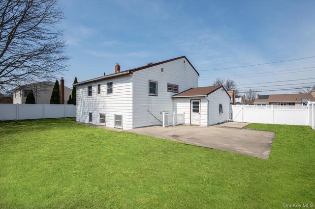 230 Yoakum Avenue, Farmingdale, NY 11735