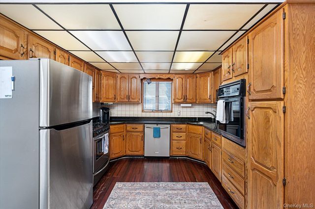 230 Yoakum Avenue, Farmingdale, NY 11735