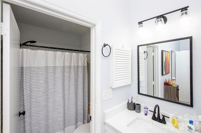 1637 Windsor Gate Lane, Charlotte, NC 28215