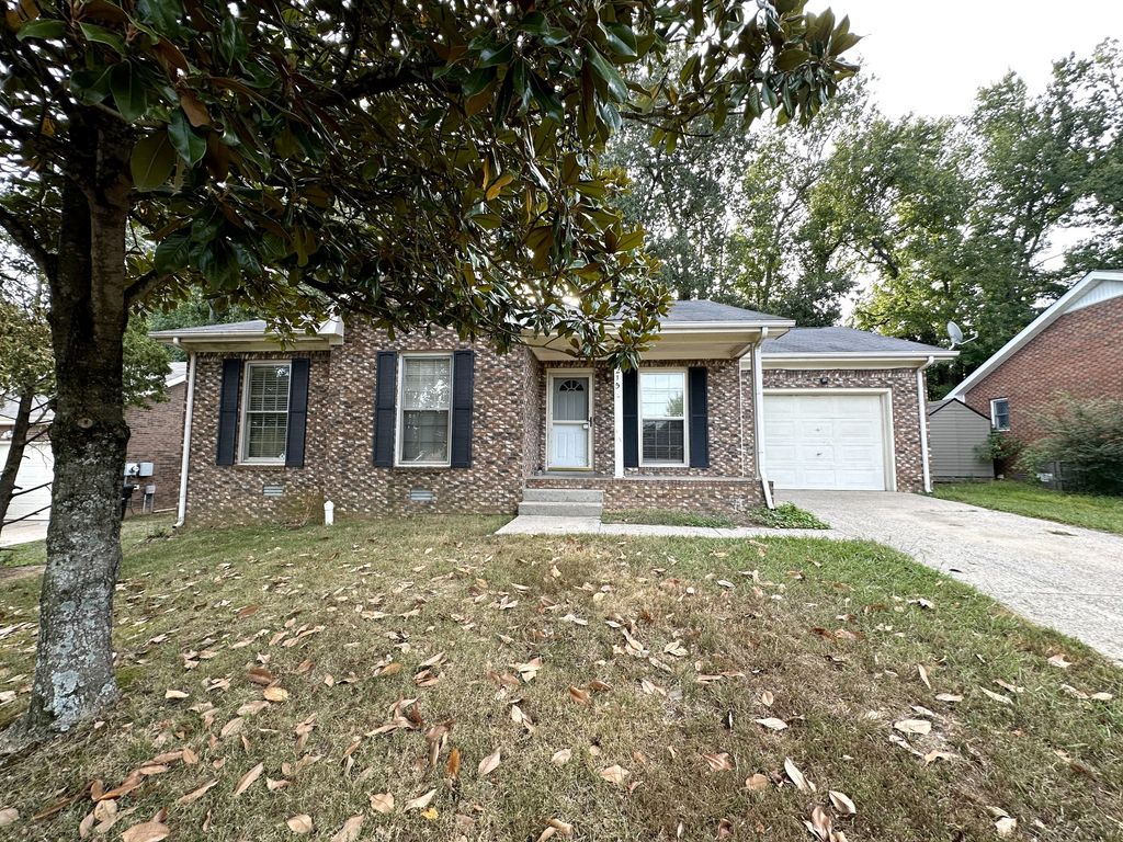 215 Kathleen Ct, Clarksville, TN 37043