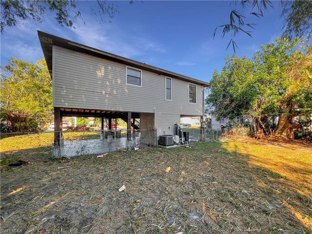 8350 Wren RD, Fort Myers, FL 33967