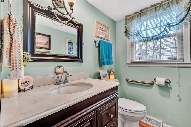 1005 Chestnut Mountain DR, Vinton, VA 24179