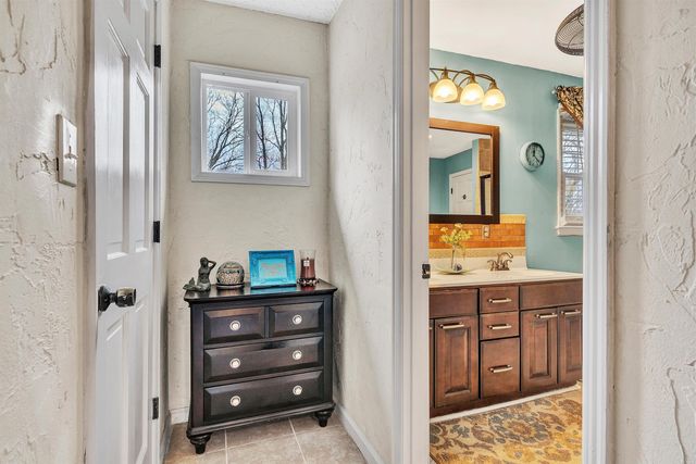 1005 Chestnut Mountain DR, Vinton, VA 24179