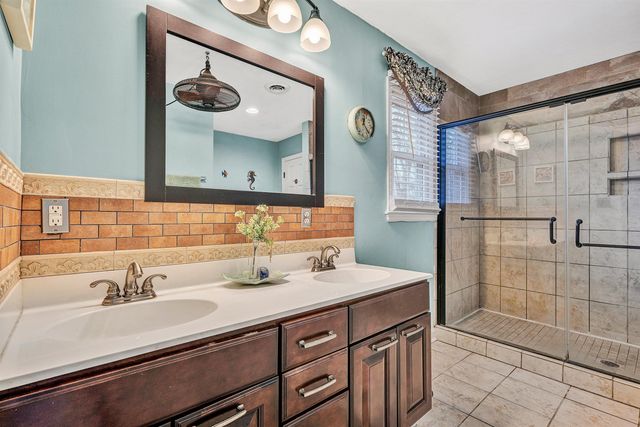 1005 Chestnut Mountain DR, Vinton, VA 24179