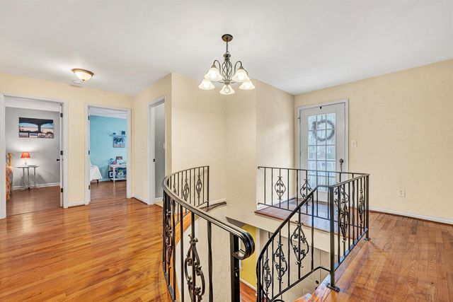 1005 Chestnut Mountain DR, Vinton, VA 24179