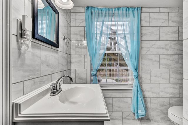 1005 Chestnut Mountain DR, Vinton, VA 24179