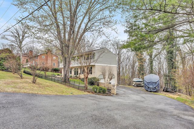 1005 Chestnut Mountain DR, Vinton, VA 24179