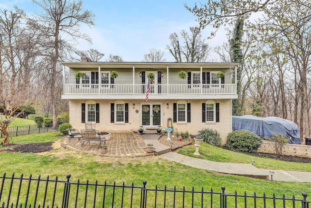 1005 Chestnut Mountain DR, Vinton, VA 24179