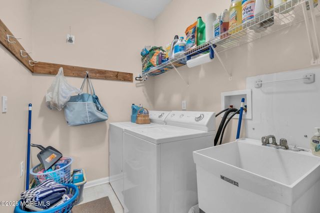 4 Woodburn Road, Manahawkin, NJ 08050