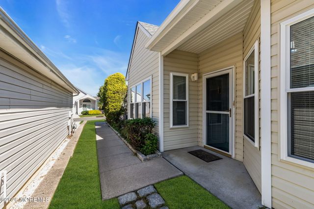 4 Woodburn Road, Manahawkin, NJ 08050