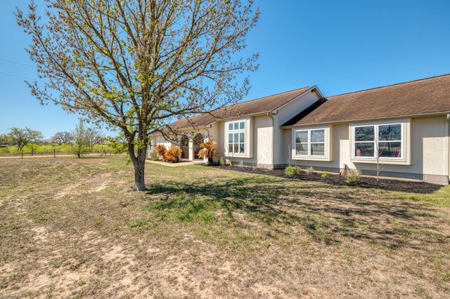 154 Three Oaks LN, Bastrop, TX 78602