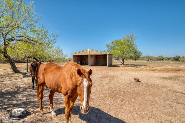 154 Three Oaks LN, Bastrop, TX 78602