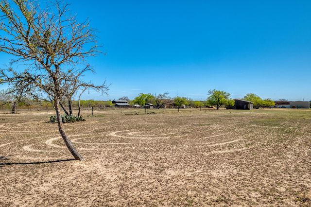 154 Three Oaks LN, Bastrop, TX 78602