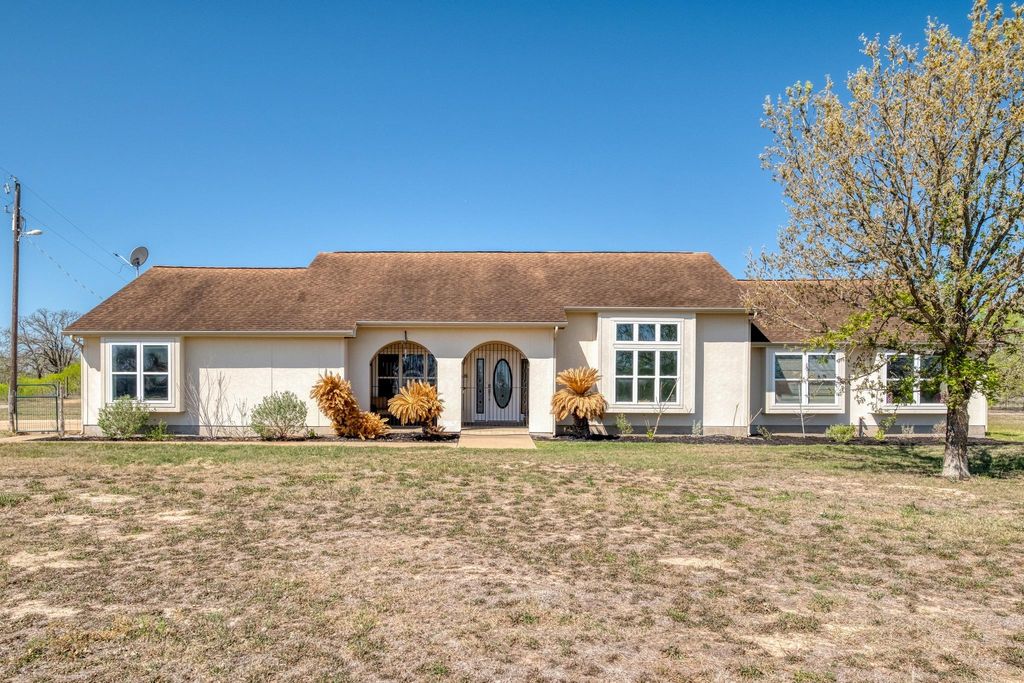 154 Three Oaks LN, Bastrop, TX 78602