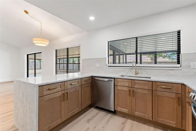 5104 GARDEN VALE AVENUE, Tampa, FL 33624