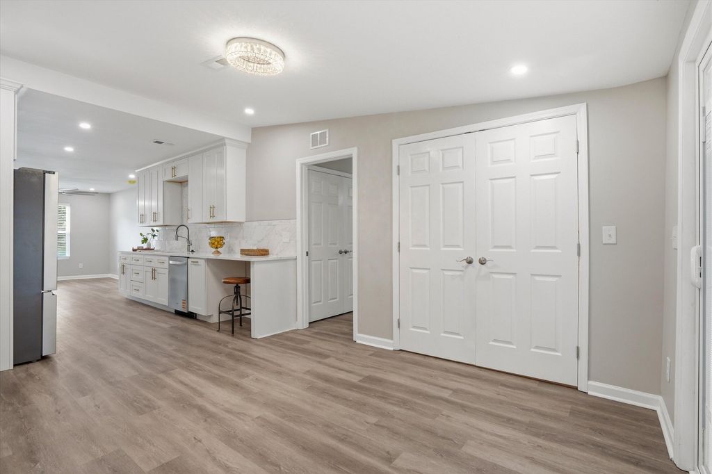 Image 10 of property listing at 2711 Saratoga Road, North Charleston, SC 29405