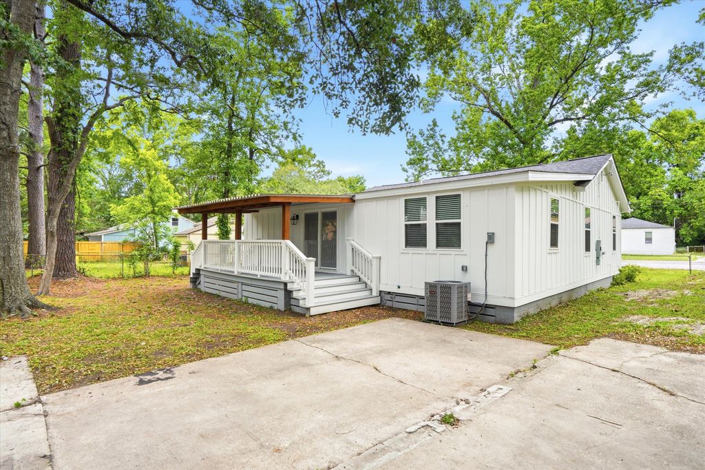 Image 21 of property listing at 2711 Saratoga Road, North Charleston, SC 29405