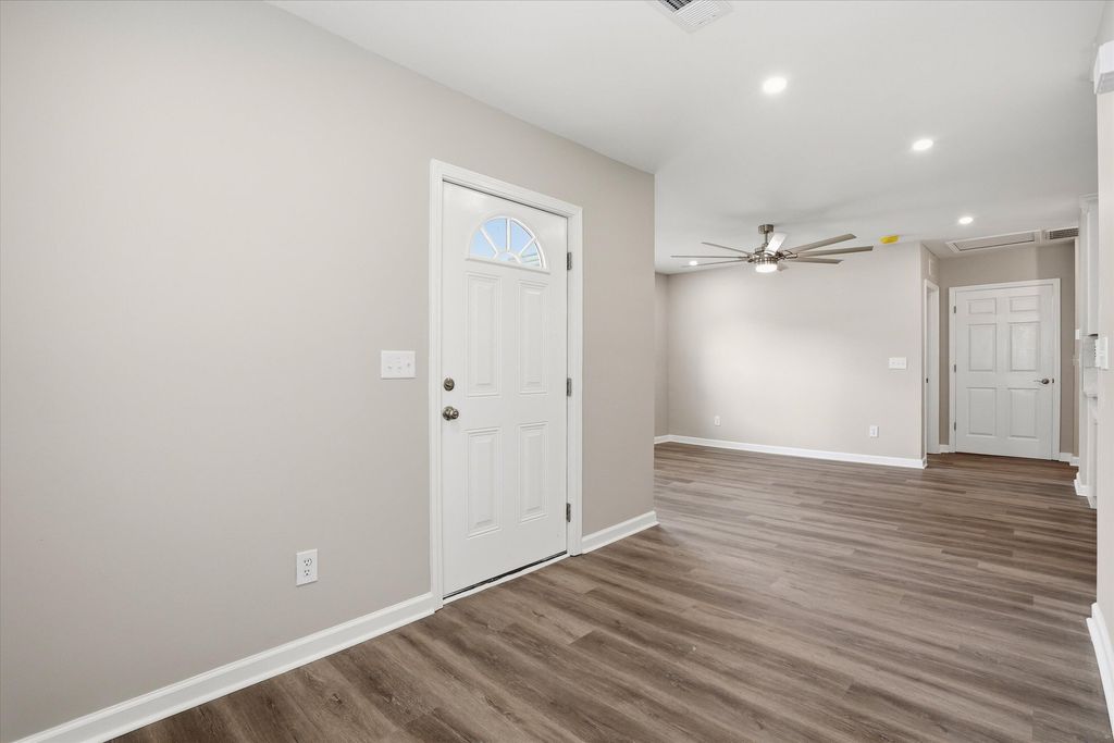 Image 3 of property listing at 2711 Saratoga Road, North Charleston, SC 29405